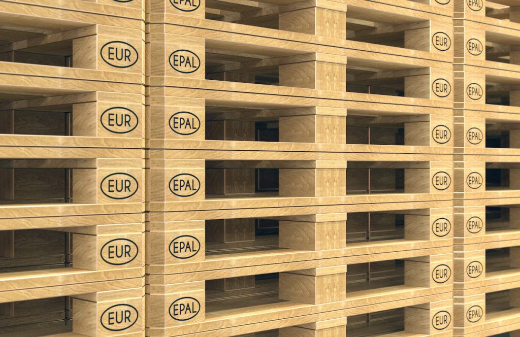 Europaletten-Stapel (Bild: LenkaHoravova/shutterstock.com)