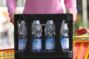 PET-Material ist immer wieder vollständig recycelbar – zur Herstellung neuer Getränkeflaschen. (Bild: Petcycle)