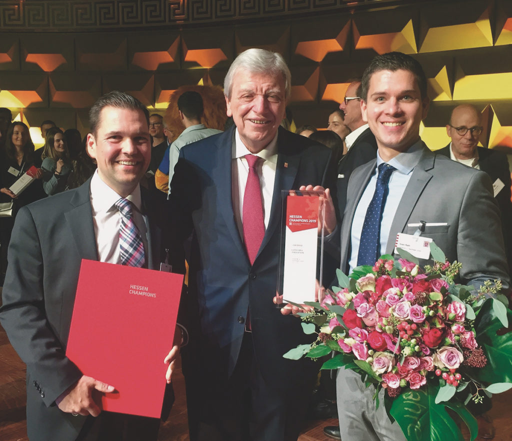 Preisverleihung im Wiesbadener Kurhaus: Martin Kuge, Volker Bouffier und Sven Rath (v. l. n. r.) (Bild: Faubel & Co. Nachfolger GmbH)