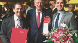 Preisverleihung im Wiesbadener Kurhaus: Martin Kuge, Volker Bouffier und Sven Rath (v. l. n. r.) (Bild: Faubel & Co. Nachfolger GmbH)