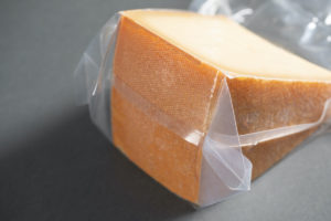 Aroma, Frische und die perfekte Reifung: Der Allfo Vakuumbeutel schützt den Käse ideal vor äußeren Einflüssen und hält ihn gleichzeitig frisch. (Bild:allfo Vakuumverpackungen Hans Bresele KG)