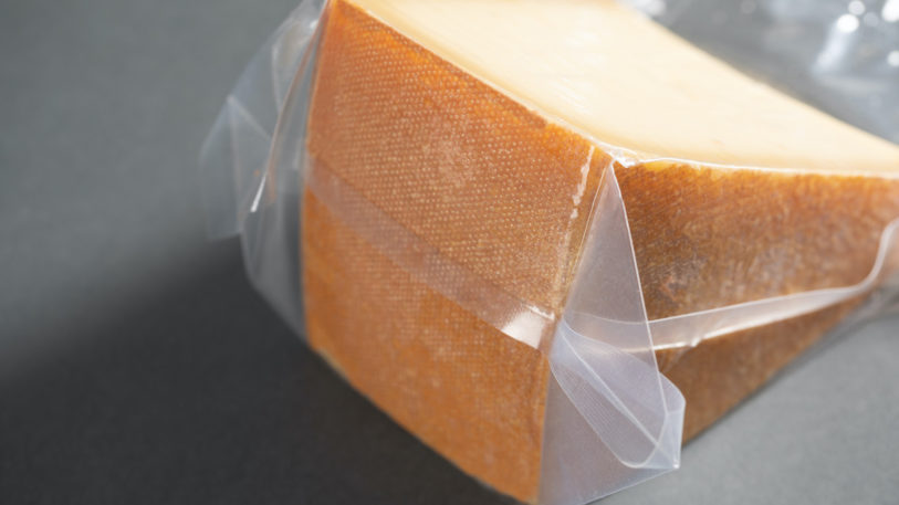 Aroma, Frische und die perfekte Reifung: Der Allfo Vakuumbeutel schützt den Käse ideal vor äußeren Einflüssen und hält ihn gleichzeitig frisch. (Bild:allfo Vakuumverpackungen Hans Bresele KG)