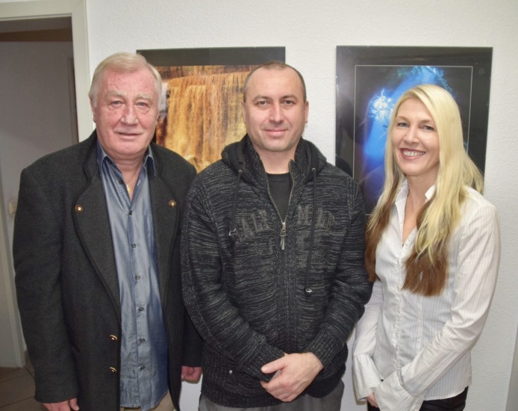 Albert Brandt (links) und Ilona Brandt beglückwünschen Ramil Galiyev (Mitte) zu seinem 20-jährigen Mitarbeiterjubiläum. (Bild: Brandt Hülsen GmbH & Co. KG)