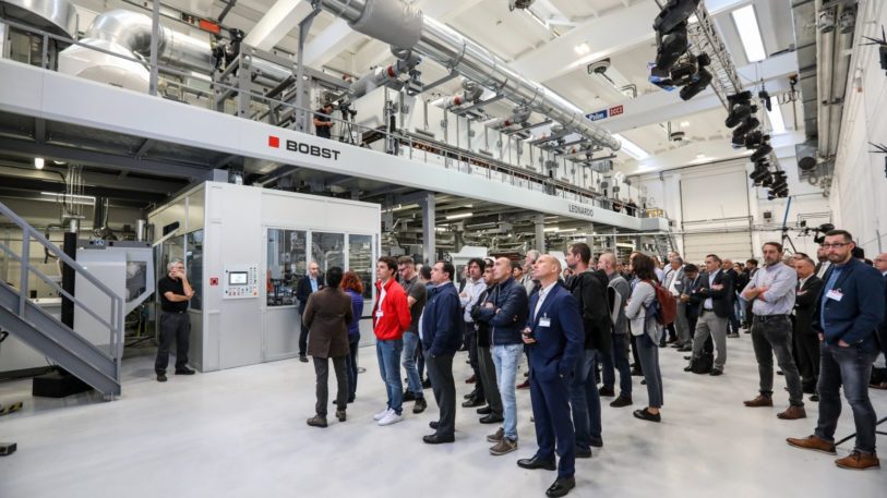 Während der Demonstrationen verfolgten die Teilnehmer hautnah den Maschinenbetrieb sowie in Echtzeit die Produktions- und Verbrauchsdaten. (Bild: Bobst)