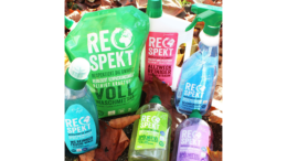 Alle Respekt-Produkte sind in ressourcenschonende Beutel sowie Flaschenkörper aus 100 Prozent Recyclingkunststoff verpackt. (Bild: obs/EDEKA Zentrale AG & Co. KG)