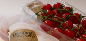 PlasticsEurope Verpackungen aus Kunststoff schirmen Lebensmittel vor Verschmutzung, Nässe, UV-Strahlung und Verderb ab. (Bild: PlasticsEurope Deutschland e.V.)