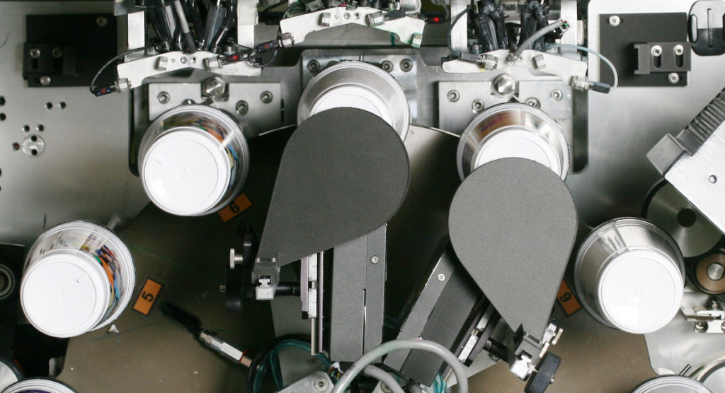 Die Revolution ist eine neue Hochgeschwindigkeits-Digitaldruckmaschine von Inkcups für zylindrische und konische Objekte. (Bild: Inkcups Now Corporation)