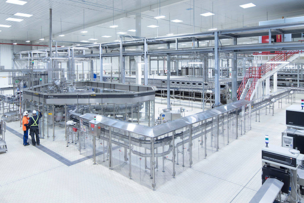 Herzstück der vier KHS-Linien im Heineken México-Werk ist jeweils der Flaschenfüller Innofill Glass DRS mit einer Leistung von bis zu 80.000 Flaschen pro Stunde. (Bild: KHS Gruppe)