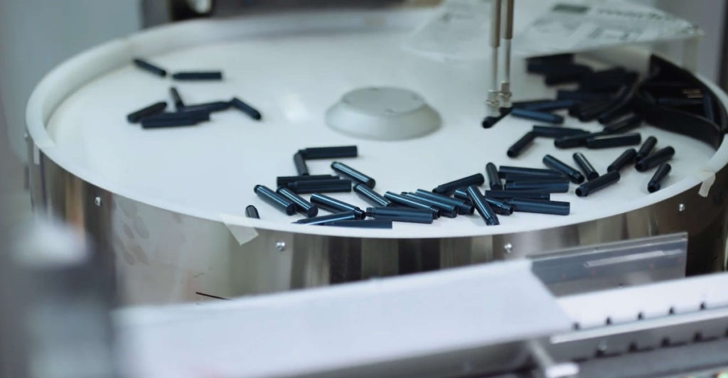 Der eCobra-Roboter führt der Maschine bis zu 2.500 Fläschchen pro Stunde zu. Sein Arbeitsradius beträgt 600 Millimeter. (Bild: Ganahl AG)