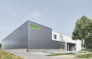 Der Neubau in Kornwestheim vereint alle Prozesse unter einem Dach. (Bild: Robos GmbH & Co. KG)