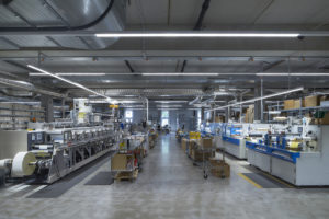 Hier entstehen Etiketten für Automotive, die technische Industrie, Maschinen und Anlagen, Handwerk und Bau, Transport und Logistik, Kosmetik und Haushalt, Medizin und Pharma, Lebensmittel und Getränke, Werbung und Konsum sowie die chemische Industrie. (Bild: Robos GmbH & Co. KG)