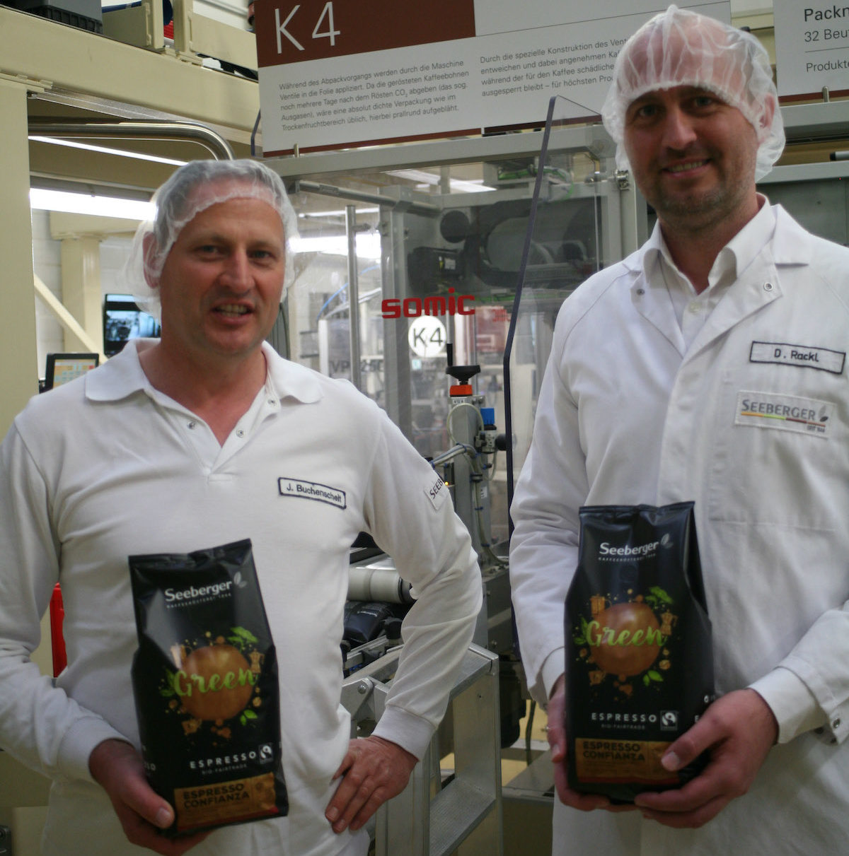 Johannes Buchenscheit, Produktionsleiter Kaffee (l.), und Daniel Rackl, Projekt- und Innovationsmanager, sind sehr zufrieden mit dem abgepackten Kaffee. (Bild: Ishida)