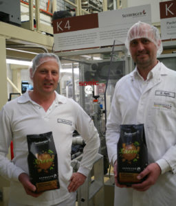 Johannes Buchenscheit, Produktionsleiter Kaffee (l.), und Daniel Rackl, Projekt- und Innovationsmanager, sind sehr zufrieden mit dem abgepackten Kaffee. (Bild: Ishida)