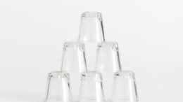Bis zum Jahr 2030 sollen 90 Prozent des Behälterglases in Europa gesammelt und recycelt werden. Das Aktionsforum Glasverpackung unterstützt die Initiative „Close the Glass Loop“. (Crissy Jarvis/Unsplash.com)