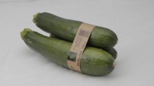 Gebündelte Zucchini mit Banderolen von project s&p (Bild: project S&P)