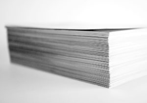 Neues Etikettenpapier mit 40 Prozent Altpapieranteil erscheint ab 2020. (Bild: ron dyar/Unsplash.com)