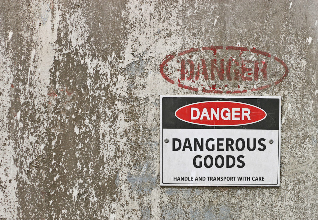 Der Transport von Gefahrgut stellt hohe Anforderungen an die Sicherheit des Verpackungsmaterials. (Bild: Kim Britten/ Shutterstock)