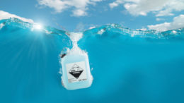 Seewasserbeständige Etiketten schützen Umwelt und Gesundheit (Bild: Robos GmbH & Co. KG)