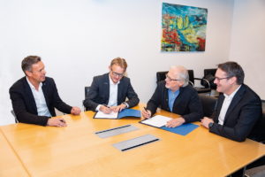 Die Geschäftsführer unterzeichnen den Kooperationsvertrag. Von links nach rechts Norbert Rechner (Managing Director bei Pester), Tim Slomp (CTO Uhlmann), Thomas Pester (CEO Pester) und Michael Mrachacz (CSO Uhlmann). (Bild: Pester/Uhlmann)