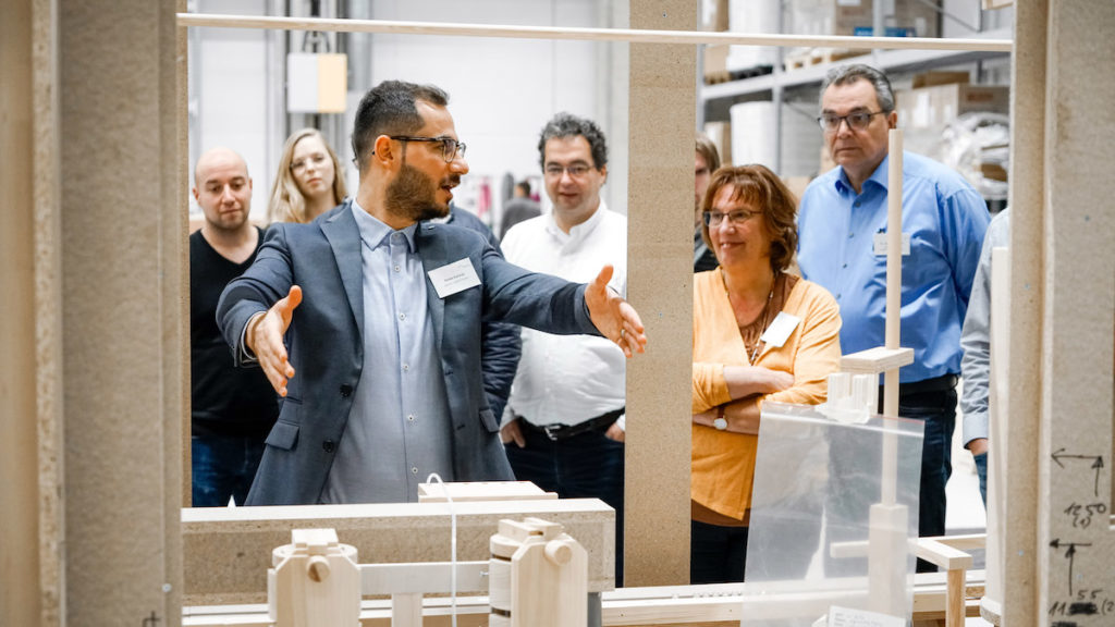Kenan Kanmaz, Technical Sales Manager at Metall+Plastic, explains to the seminar participants how important good accessibility of pharmaceutical filling systems is. (Optima packaging group GmbH)