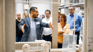 Kenan Kanmaz, Technical Sales Manager bei Metall+Plastic, erläutert den Seminarteilnehmern, wie wichtig die gute Zugänglichkeit von pharmazeutischen Abfüllanlagen ist. (Optima packaging group GmbH)