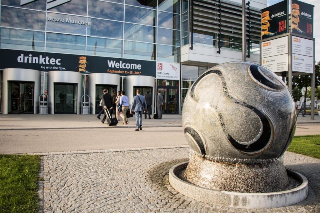 Zu der international führenden Fachmesse für Wein und Flaschenabfüllmaschinen kamen Besuchern aus aller Welt. (Bild: SIMEI)