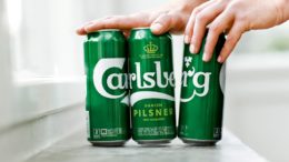 Durch den Wechsel zur Verpackungslösung Nature MultiPack kann Carlsberg bis zu 76 % an Kunststoff einsparen. (Bild: KHS)