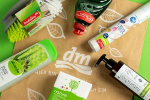 Das Rezyklat-Forum will die Auslobung von Verpackungen mit einem hohen Recycling-Anteil am Regal ausweiten. (Bild: dm-drogerie markt)