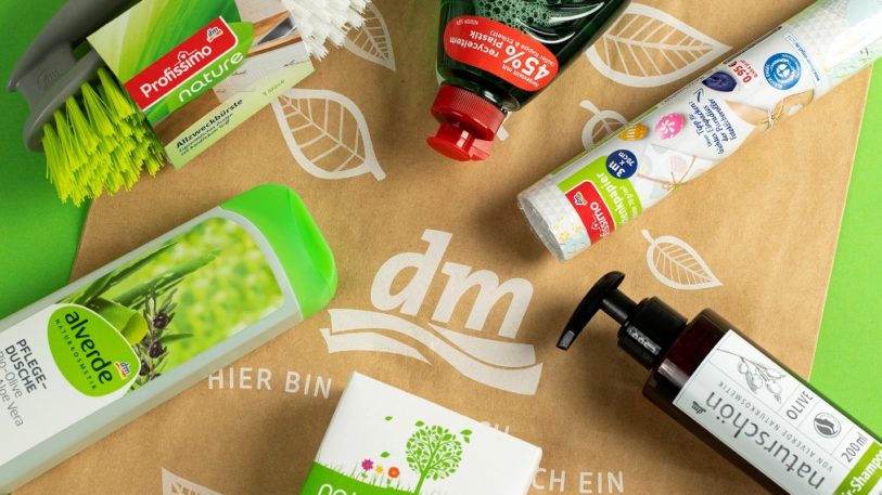 Das Rezyklat-Forum will die Auslobung von Verpackungen mit einem hohen Recycling-Anteil am Regal ausweiten. (Bild: dm-drogerie markt)