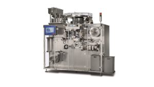 Die Streifenverpackungsmaschine der Serie HM 1-230 von Romaco Siebler produziert Vierrandsiegelverpackungen in Höchstgeschwindigkeit.
