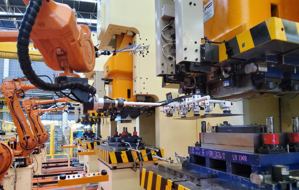 Die Thai Summit Automotive Co., Ltd. benutzt automatische Greifsysteme für ihre Pressenstraße zur Blechumformung. (Bild: FIPA GmbH)