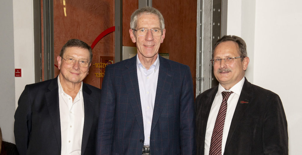 Packaging Valley ehrt verdiente Persönlichkeiten. V.l.n.r.: Bernd Hansen, Vorsitzender Packaging Valley/CEO Rommelag Gruppe, übernahm die Ehrungen für Hans Bühler, Vorstandsvorsitzender Optima packaging group GmbH, und Kurt Engel, Geschäftsführer Packaging Valley Germany e. V. (Bild: Packaging Valley Germany e.V.)