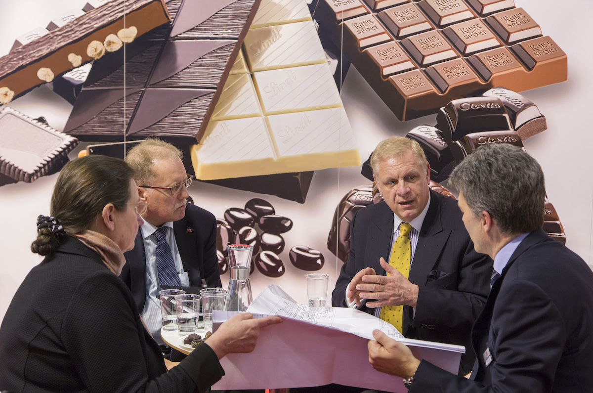 Die Füllung von Schokoladen-Hohlkörperfiguren, Pralinen oder Tafeln ist dank spezieller Technologien per Knopfdruck möglich. Stand: aasted. (Bild ProSweets Cologne)