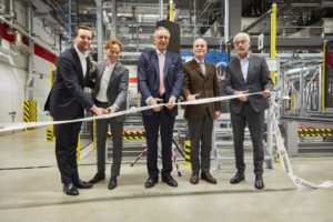 Mit der Inbetriebnahme einer vollautomatisierten Produktionsanlage am Standort Siegburg setzt Siegwerk einen neuen Qualitätsstandard für die Produktion kundenspezifischer Druckfarben und -lacke und treibt dabei seine eigene Digitalisierung weiter voran. Von links nach rechts: Georg Keller, Dr. Jan Breitkopf (Präsident EMEA), Herbert Forker (CEO Siegwerk), Alfred Keller (Vorstandsvorsitzender Siegwerk) und Franz Huhn (Bürgermeister der Stadt Siegburg). (Bild: Siegwerk)