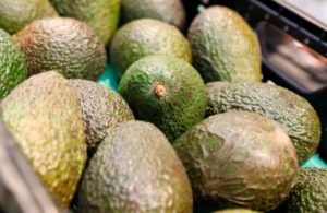 Ein spezielles Verfahren soll die Haltbarkeit von Avocados deutlich erhöhen. (Bild: REWE Group)