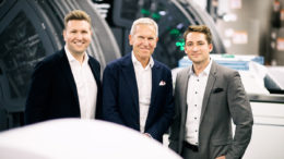 Peter Sommer (Mitte) hat den Führungsstab der Elanders GmbH an Christopher Sommer (links) und Sven Burkhard (rechts) übergeben. (Bild: Wosilat Fotografie)