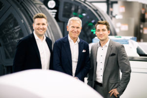 Peter Sommer (Mitte) hat den Führungsstab der Elanders GmbH an Christopher Sommer (links) und Sven Burkhard (rechts) übergeben. (Bild: Wosilat Fotografie)