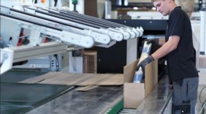 Der neue Vakuum-Falttisch entlastet die FACIDO-Mitarbeiter in Hinblick auf Ergonomie und Effizienz. Sie müssen den Artikel nur noch in den Karton einlegen, bevor dieser automatisch verschlossen wird. (Bild: Packsize GmbH)