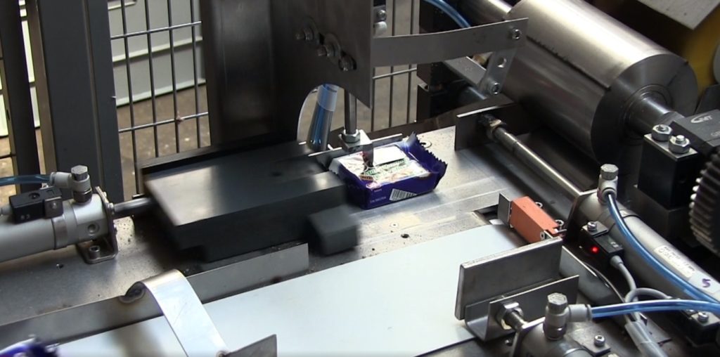 Die Auspackmaschine „Skinner“ in Aktion. (Bild: Neckhaim)