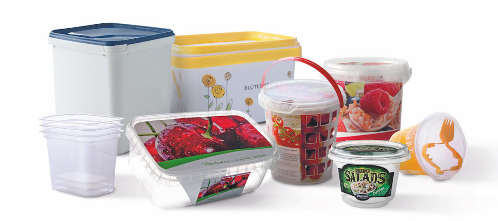 Modern packaging at a glance: The snack tomato bucket with a grid structure (centre), for example, impressed the jury of the „Polite Packaging“ award. (Image: Pöppelmann)