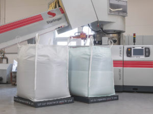 Starlinger rPP Big Bags vor einer recoSTAR dynamic. (Bild: Starlinger)