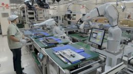 Roboter im Einsatz an der Montagelinie (Bild: ABB)