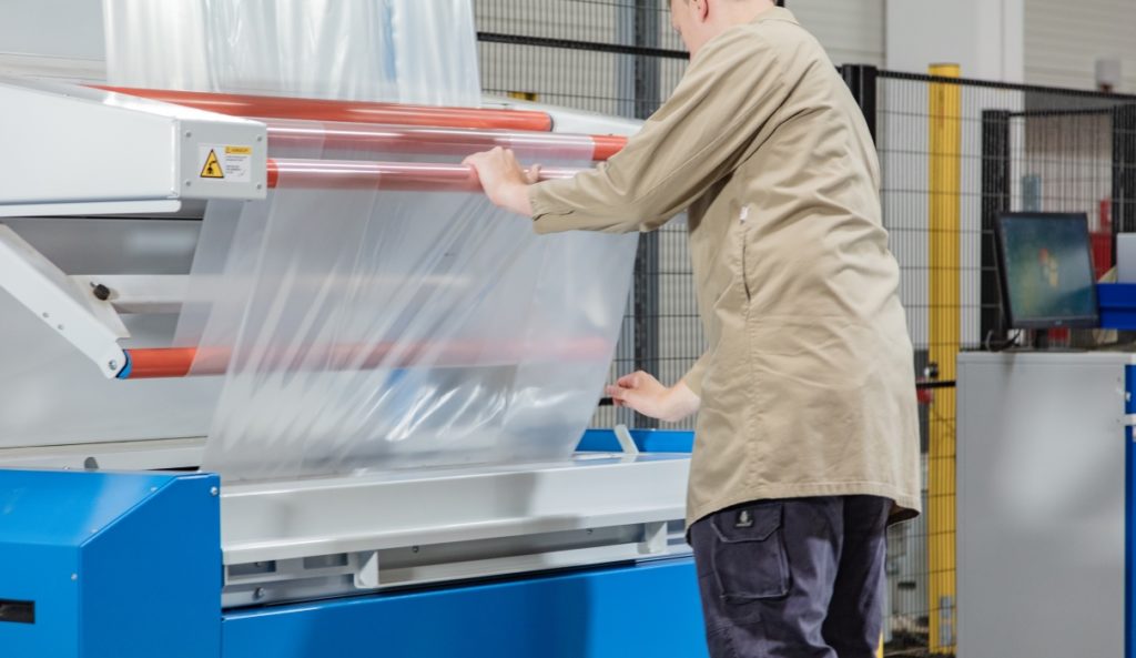 Bediener können die BEUMER strech hood sehr einfach und sicher handhaben. (Bild: Beumer)