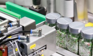 Eine pneumatische Wechselvereinzelung garantiert, dass sich die Fläschchen immer im gleichen Abstand über das Band bewegen.