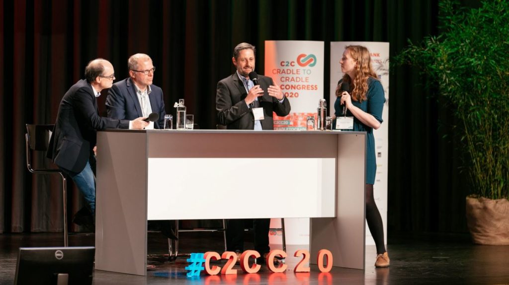 (v. r. n. l.) Dr. Lars Hancke, Heiner Klokkers, Bernd Groh (hubergroup), Nora Sophie Griefahn (C2C NGO), (Bild: hubergroup)
