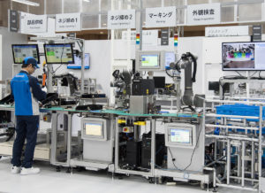 OMRON präsentiert eine Produktionslinie, die die Multiprodukt-Herstellung in kleinen Mengen besonders flexibel und effizient realisiert. (Bild: Omron)