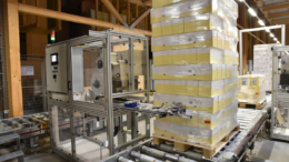Der modular aufgebaute REA Label Palettenetikettierer wird oft im Versandlager eingesetzt. (Bild: REA Elektronik GmbH)