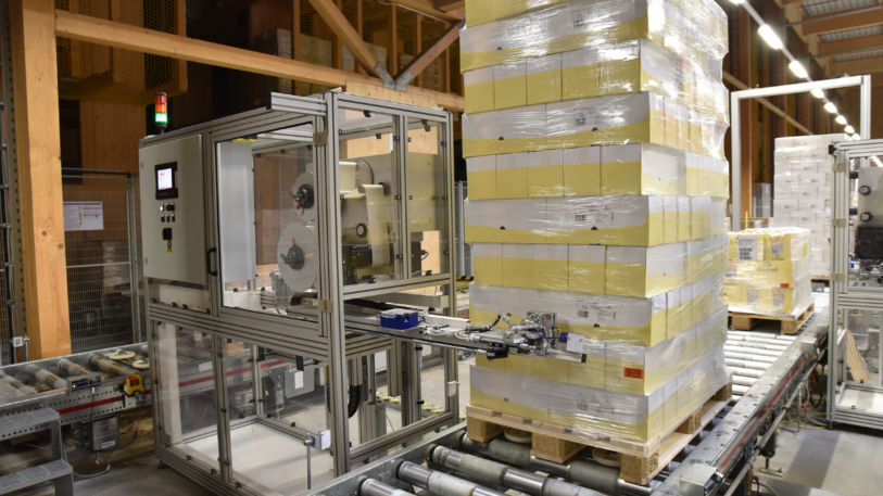 Der modular aufgebaute REA Label Palettenetikettierer wird oft im Versandlager eingesetzt. (Bild: REA Elektronik GmbH)