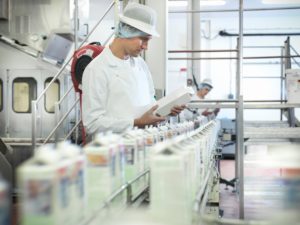 Inspektion von Ziegenmilch