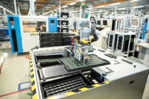 Der Elektronikfertigungs-Dienstleister Melecs EWS hat eine Cobot-Applikation entwickelt, bei der ein Cobot zwei Millionen Leiterplatten pro Jahr kostengünstig verpackt. Eine 25-prozentige Produktivitätssteigerung im Anwendungsbereich ist das Ergebnis. (Bild: Universal Robots)